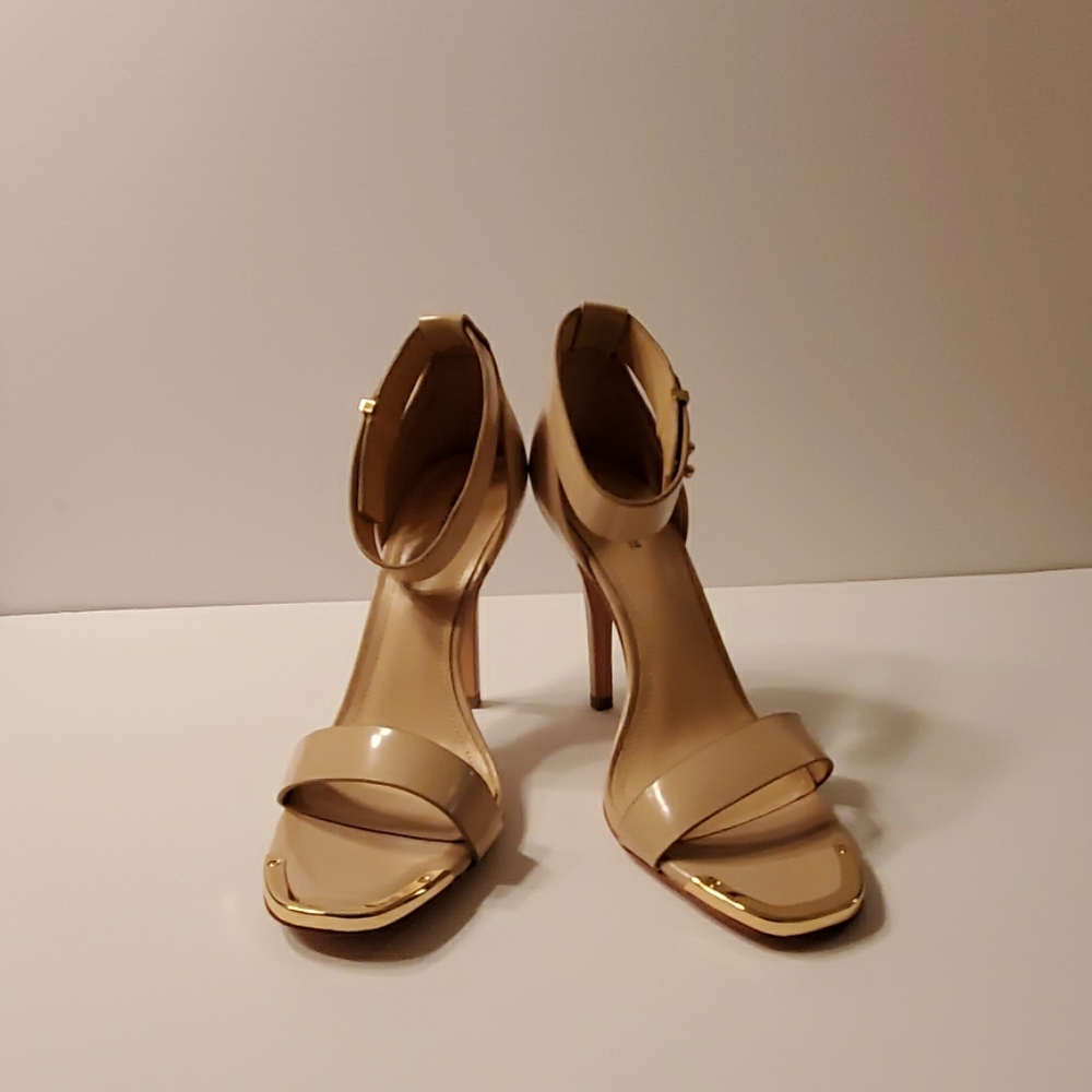 New in box Pour La Victore Yaya shoe in nude